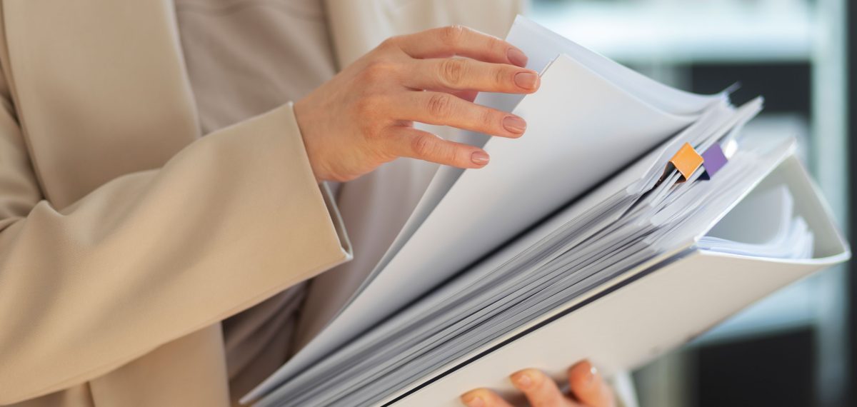 Egy ügyvéd kezében iratokkal