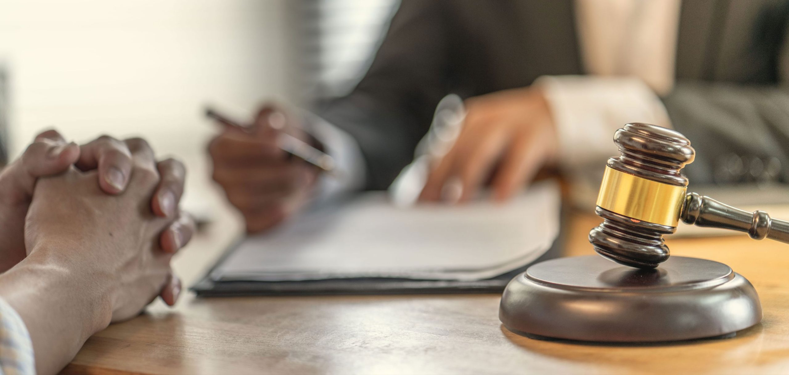 Egy bírósági tárgyalás.