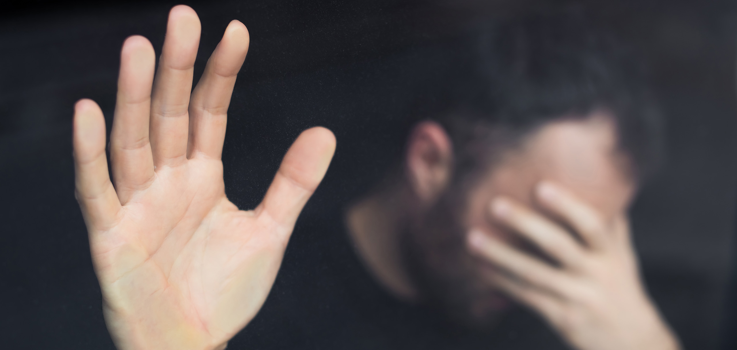 Egy férfi eltakarja az arcát