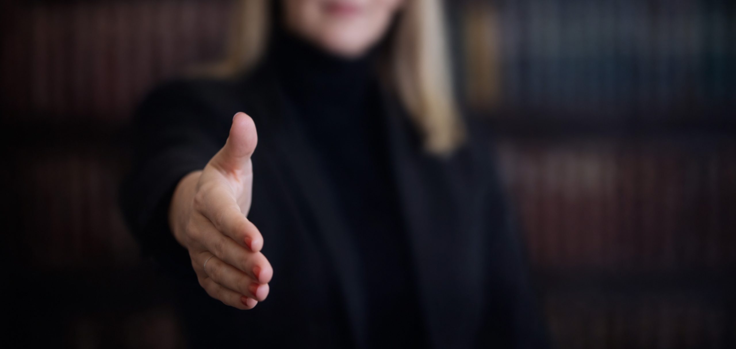 Egy ügyvéd kezet nyújt